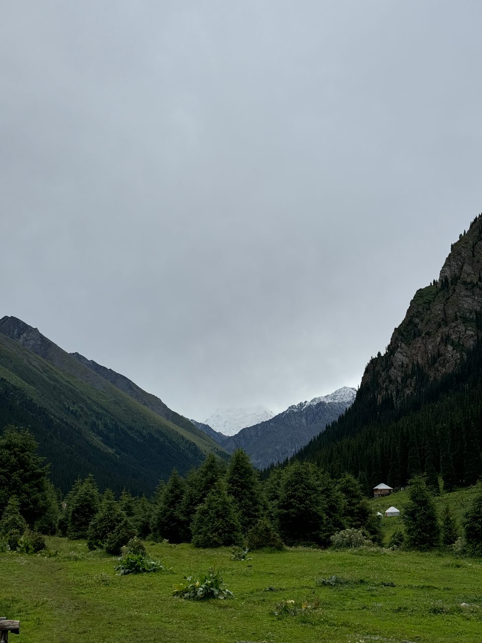 A mountain trail and slopes in Altyn-Arashan.
