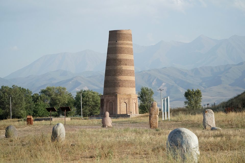 Башня Бурана на открытой территории исторического комплекса.