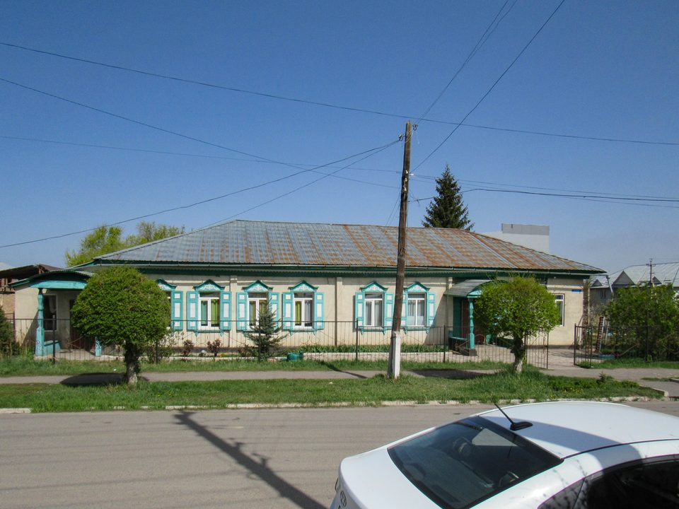 Фасад здания на улице Гагарина, 5 в Караколе.