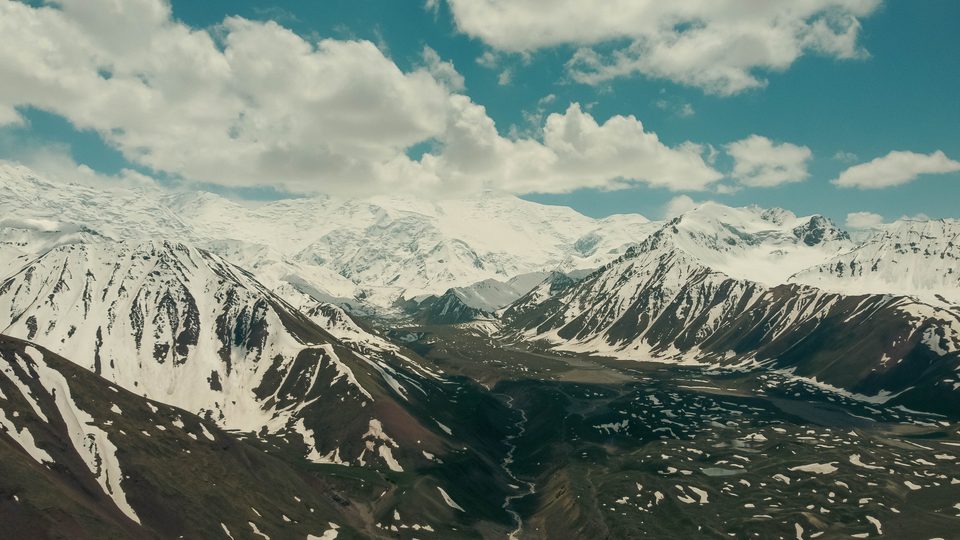 A snowy high-mountain valley in the Sary-Mogol area.